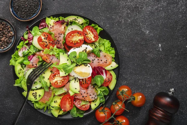 Färsk Sallad Med Saltad Lax Avokado Ägg Sesamfrön Olivolja Tomater — Stockfoto