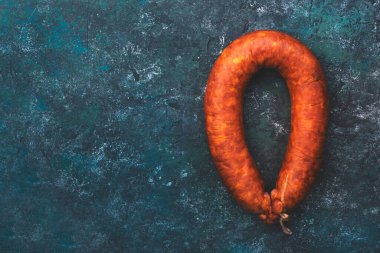 Baharatlar, domatesler ve sarımsaklı füme sosis çemberi, doğal organik et ürünü, üst görünüm, kopyalama alanı