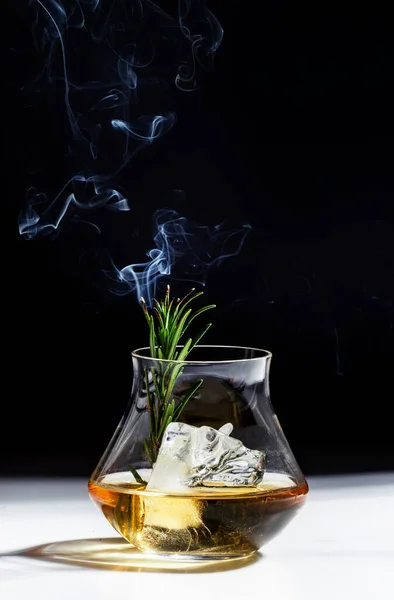Verre Whisky Scotch Bourbon Avec Romarin Glace Tesson Fumée Sur — Photo