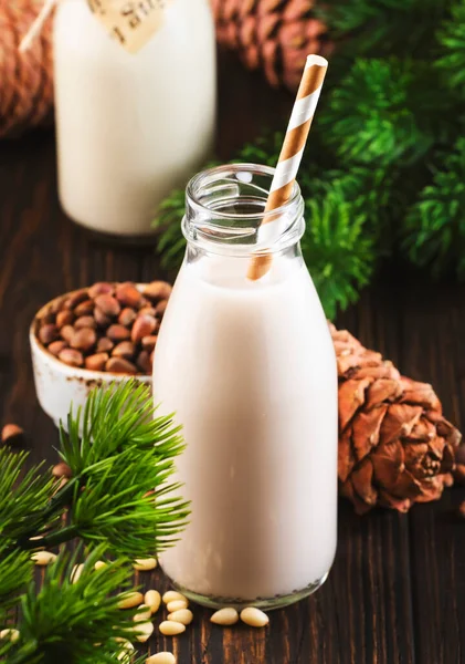 Leche Cedro Botellas Fondo Madera Leche Vegana Alternativa Láctea Conos —  Fotos de Stock