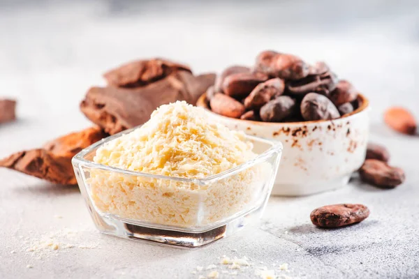 Bol Beurre Cacao Biologique Haricots Grumeaux Râpés Sur Table Grise — Photo