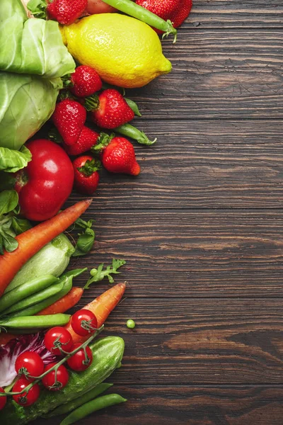 Egészséges Étel Friss Nyár Választéka Bio Zöldségek Gyümölcsök Bogyók Asztal — Stock Fotó