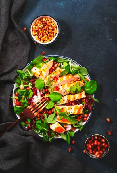 Salada Fresca Com Frango Grelhado Espinafre Rúcula Nozes Cedro Romã — Fotografia de Stock