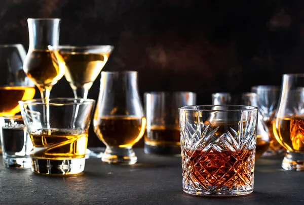 Bevande Alcoliche Forti Dure Liquori Distillati Bicchieri Assortimento Vodka Cognac — Foto Stock