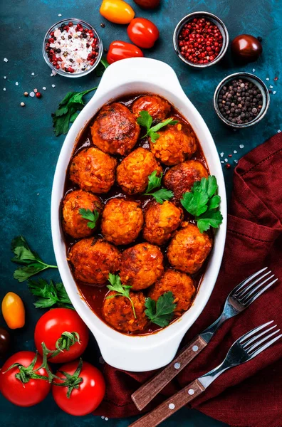 Albóndigas Con Salsa Tomate Picante Bandeja Blanca Para Hornear Sobre —  Fotos de Stock