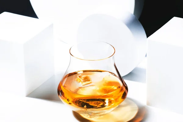 Bicchiere Whisky Scotch Bourbon Con Ghiaccio Fondo Bianco Nero Con — Foto Stock