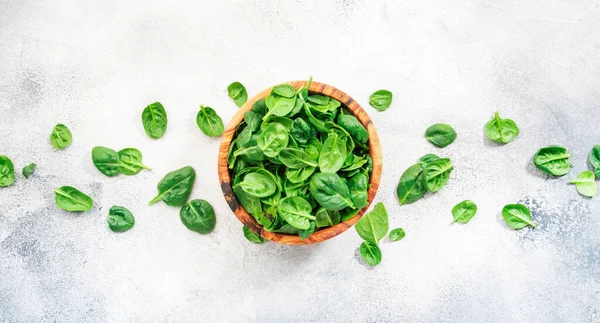 Hojas Espinaca Bebé Verde Fresco Tazón Sobre Fondo Tabla Piedra — Foto de Stock