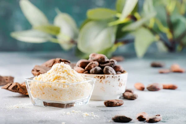 Bol Beurre Cacao Biologique Haricots Grumeaux Râpés Sur Table Grise — Photo