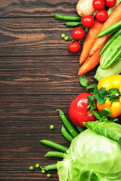 Comida Saludable Surtido Verduras Hierbas Orgánicas Frescas Verano Sobre Fondo —  Fotos de Stock