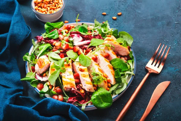 Salada Fresca Com Frango Grelhado Espinafre Rúcula Nozes Cedro Romã — Fotografia de Stock