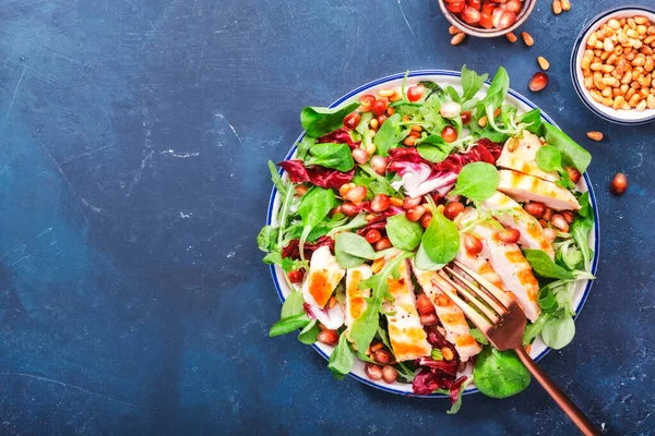 Verse Salade Met Gegrilde Kip Spinazie Arugula Cedernoten Granaatappel Gezond — Stockfoto