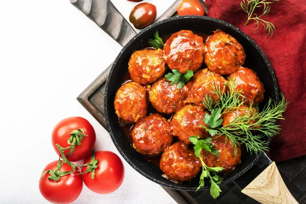 Frikadellen Mit Würziger Tomatensauce Der Pfanne Auf Weißem Küchentisch Ansicht — Stockfoto