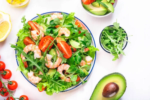 Sommar Räksallad Med Tomater Sallad Ruccola Avokado Gurka Och Citron — Stockfoto