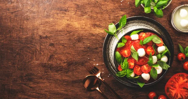 Nyári Olasz Saláta Caprese Piros Paradicsommal Mozzarella Sajttal Zöld Bazsalikomlevéllel — Stock Fotó