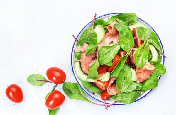 Salada Salmão Com Abacate Folhas Beterraba Radicchio Tomate Limão Azeite — Fotografia de Stock