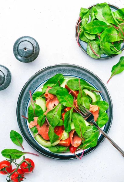 Salada Salmão Com Abacate Folhas Beterraba Radicchio Tomate Limão Azeite — Fotografia de Stock