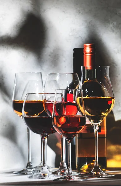 Assortimento Vini Vino Rosso Bianco Rosato Bicchieri Vino Fondo Grigio — Foto Stock