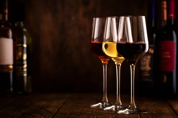 Degustación Vinos Vino Tinto Blanco Rosa Copas Sobre Fondo Madera — Foto de Stock