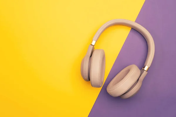 Casque Sans Fil Rose Sur Fond Violet Jaune Style Minimaliste — Photo