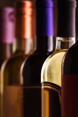 Şarap şişeleri şarap mahzeninde, şarap mahzeninde, bar ya da mağazada toplanıyor.