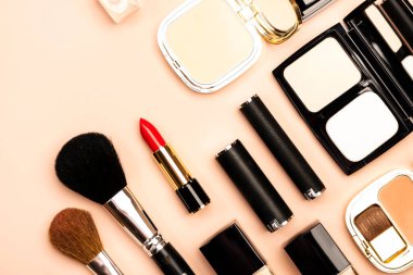 Profesyonel Dekoratif Kozmetik, Makyaj ürünleri ve aksesuarlar çıplak pembe arka planda, minimal stil. Güzellik, moda, imaj ve alışveriş blogcusu konsepti. Boşluk afişini kopyala 