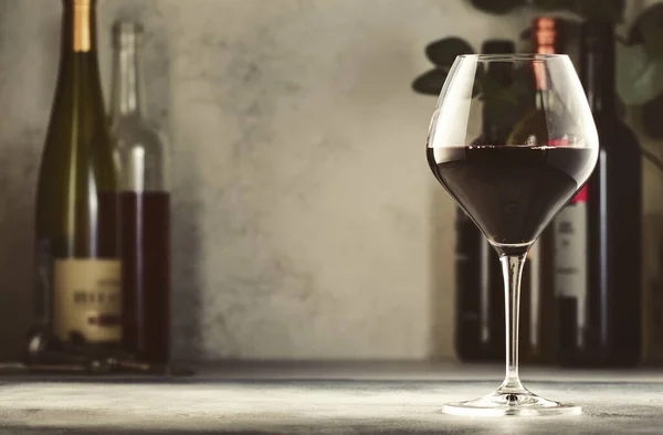 Şarap Çeşitleri Şarap Kadehinde Kırmızı Şarap Gri Arka Planda Şişeler — Stok fotoğraf