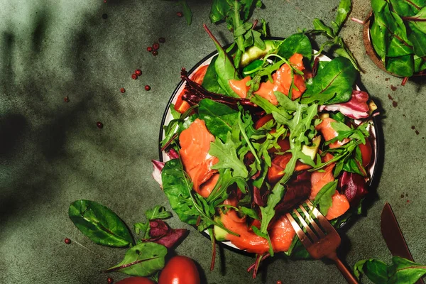 Salada Salmão Com Arugula Folhas Beterraba Radicchio Tomate Limão Azeite — Fotografia de Stock