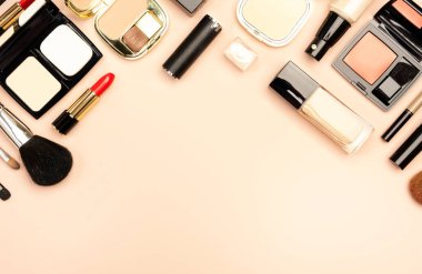 Profesyonel Dekoratif Kozmetik, Makyaj ürünleri ve aksesuarlar çıplak pembe arka planda, minimal stil. Güzellik, moda, imaj ve alışveriş blogcusu konsepti. Boşluk afişini kopyala 