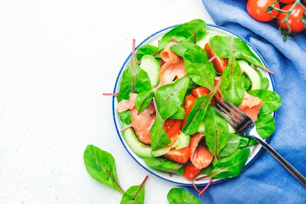 Salada Salmão Com Abacate Folhas Beterraba Radicchio Tomate Limão Azeite — Fotografia de Stock