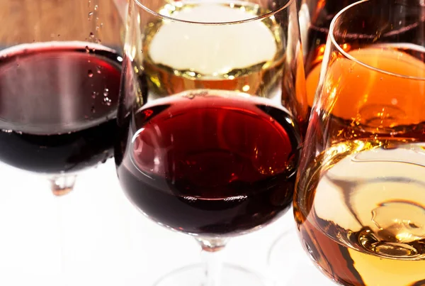 Degustazione Vini Vino Rosso Scuotendo Calice Sullo Sfondo Con Selezione — Foto Stock