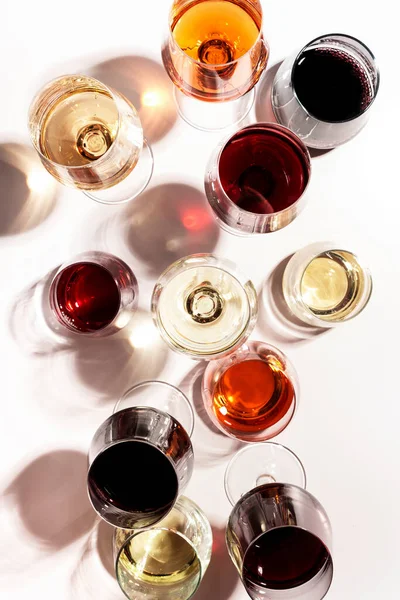 Красное Розовое Белое Вино Стаканах Белом Фоне Вид Сверху Винный — стоковое фото