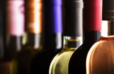 Şarap şişeleri şarap mahzeninde, şarap mahzeninde, bar ya da mağazada toplanıyor.