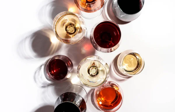 Czerwone Różowe Białe Wino Szklankach Białym Tle Widok Góry Winiarnia — Zdjęcie stockowe