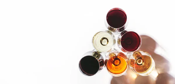 白の背景にメガネでバラと白のワイン トップビュー ワインバー ショップ ワイナリー ワインの試飲コンセプト 強い光と厳しい影 — ストック写真