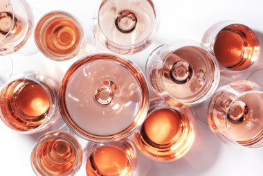 Beyaz arka planda farklı tonları olan gül şarabı. Rosado, rosato ya da allık şarabı tatma.