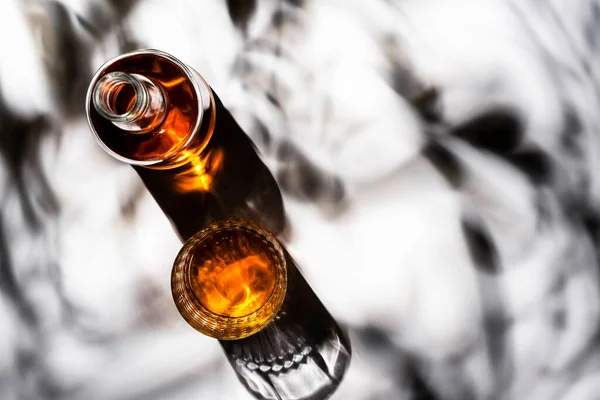Whisky Bourbon Américain Verres Bouteille Fond Blanc Avec Motif Ombre — Photo
