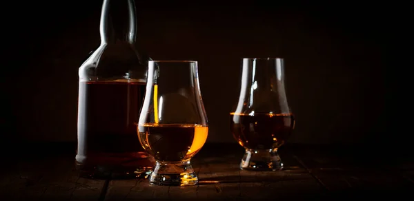 Scotch Whiskey Ειδικά Ποτήρια Και Μπουκάλι Παλιό Ξύλινο Φόντο Αρνητικό — Φωτογραφία Αρχείου