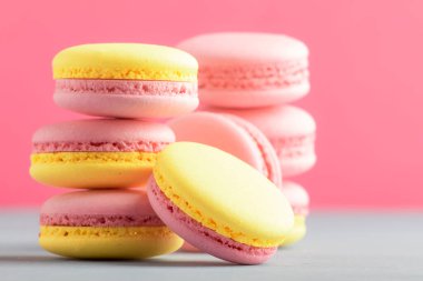 Sarı bademli kurabiye kek gri mavi masa arka plan üzerinde pembe, yer metin, trendy minimalizm tarzı, seçici odak için