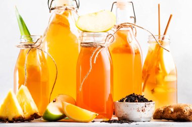 Sağlıklı Mayalanmış Kombu Çayı İçkileri. Probiyotik süper yiyecek çayı, keto diyeti içeceği, tepache, elma şarabı, kvass, zencefilli gazoz.