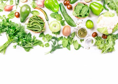 Yeşil sebzeler, bitkiler, fasulyeler ve meyveler. Sağlıklı beslenme: yapraklı sebzeler, tohumlar, beyaz arka planda süperyiyecekler, vejetaryen protein kaynağı ve detoks diyeti