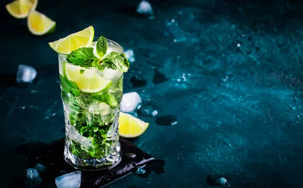 Cocktail Mojito Con Lime Rum Bianco Soda Zucchero Canna Menta — Foto Stock