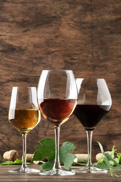 Vino Rosso Bianco Rosato Assortimento Calici Degustazione Vini Fondo Legno — Foto Stock