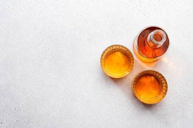 Amerikan viskisi bardakta ve şişede, beyaz arka plan ve negatif alan