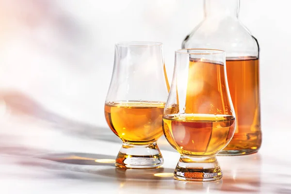 Scotch Whiskey Bicchieri Speciali Bottiglia Sfondo Bianco Con Spazio Negativo — Foto Stock