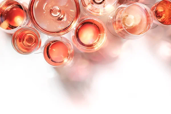 Вино Троянд Різних Відтінків Склянках Білому Тлі Росадо Росато Або — стокове фото