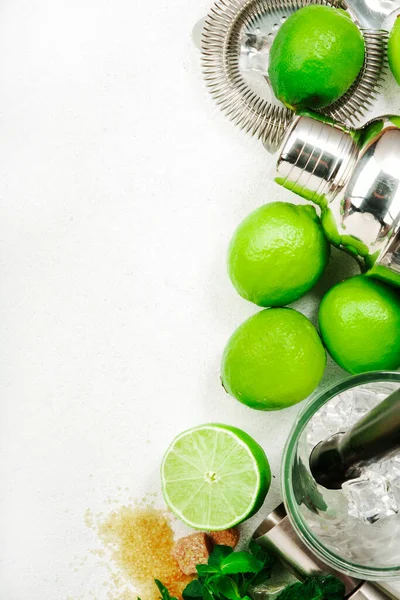 Mojito Cocktail Maken Munt Limoen Ijs Witte Rum Rietsuiker Ingrediënten — Stockfoto