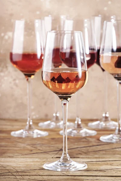 Rosenweingläser Auf Dem Beigen Tisch Rosado Rosato Oder Rouge Weinprobe — Stockfoto