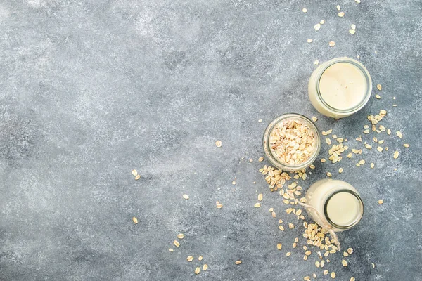 Pflanzliche Haferflockenmilch Nicht Molkereiproduziertes Veganes Alternativgetränk Glas Draufsicht Negativraum — Stockfoto