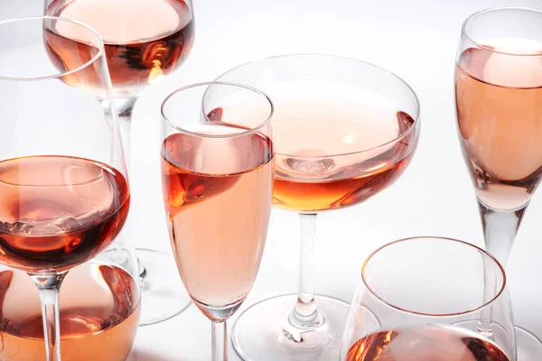 Ποτήρια Ροζέ Κρασιού Λευκό Φόντο Οινογευσία Κορυφαία Προβολή — Φωτογραφία Αρχείου