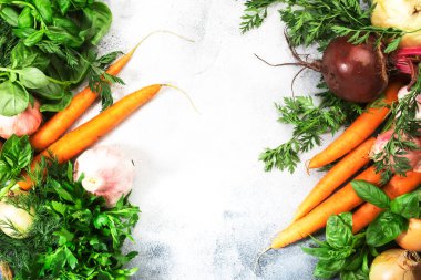 Taze sebzeler ve şifalı bitkiler. Sağlıklı yemek, sonbahar aşçılığı. Gri arkaplan ve negatif alan. Üst görünüm